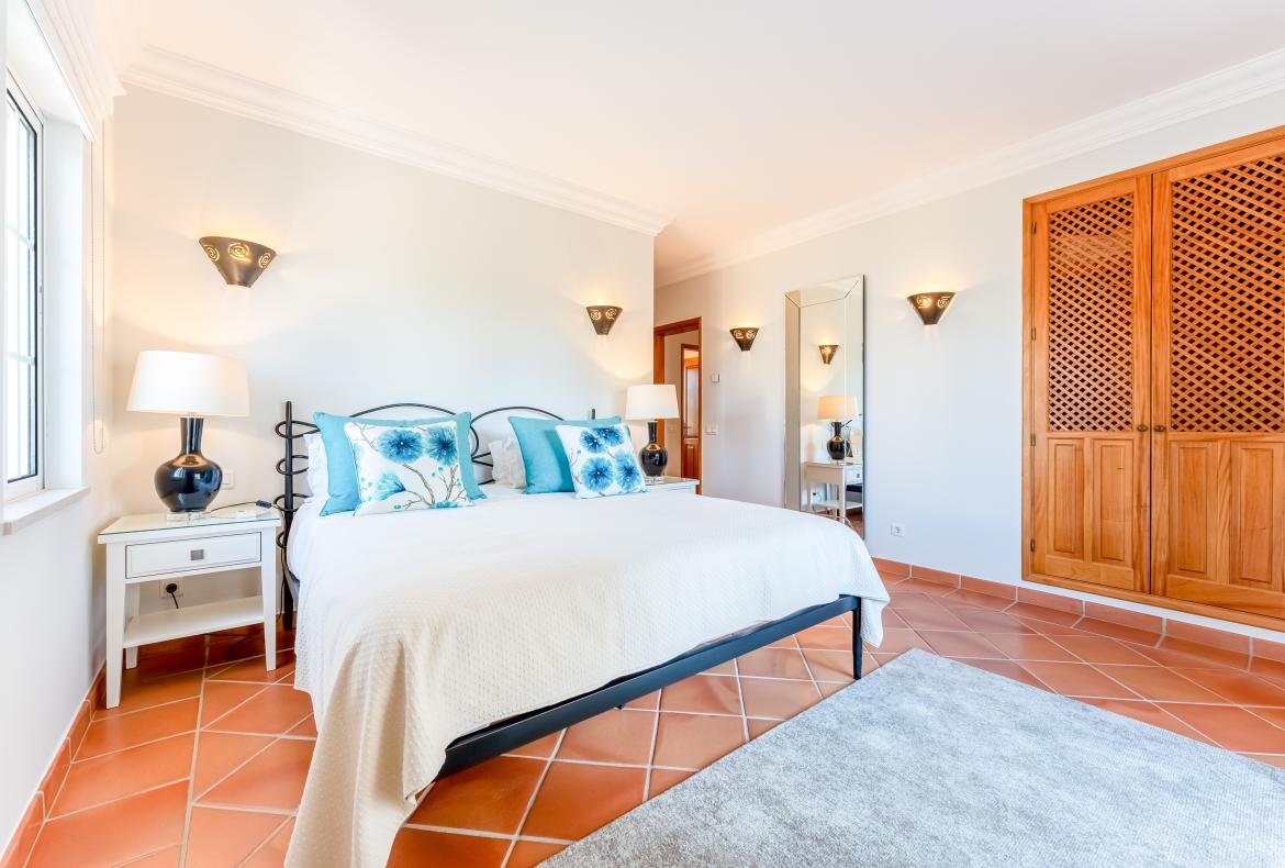 Luxury 5 bedroom holiday villa with private pool in Algarve Portugal (PV3038)