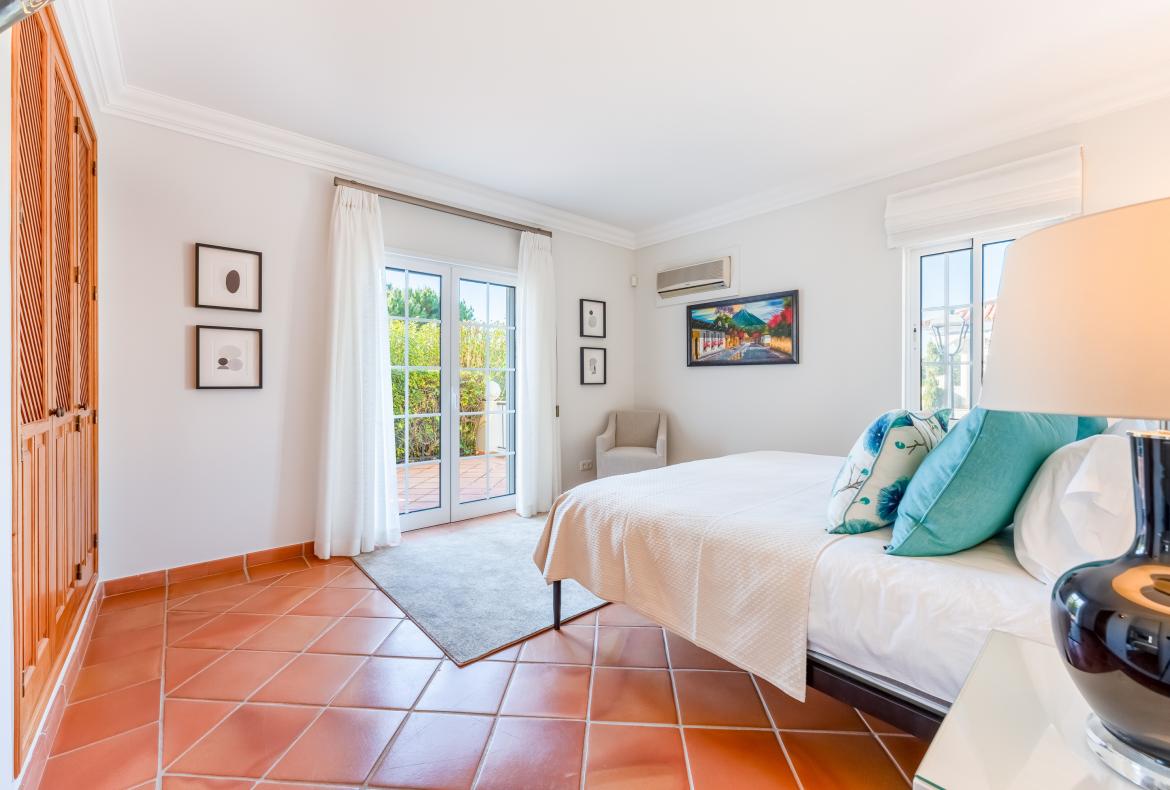 Luxury 5 bedroom holiday villa with private pool in Algarve Portugal (PV3038)