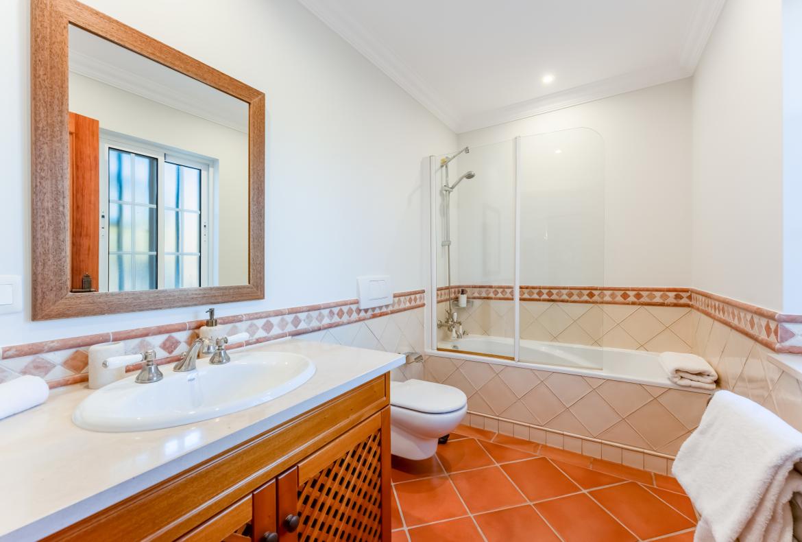 Luxury 5 bedroom holiday villa with private pool in Algarve Portugal (PV3038)