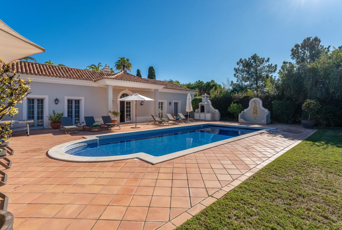 Luxury 5 bedroom holiday villa with private pool in Algarve Portugal (PV3038)