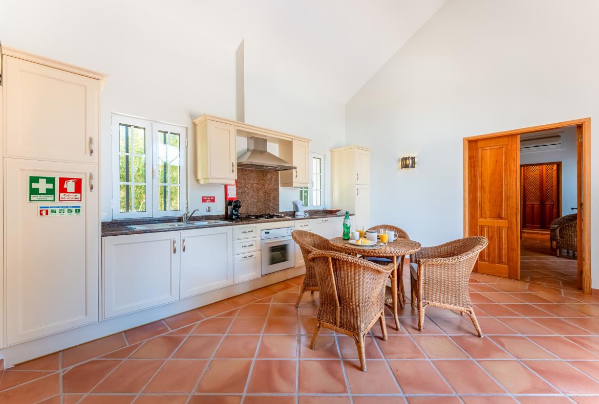 Luxury 5 bedroom holiday villa with private pool in Algarve Portugal (PV3038)