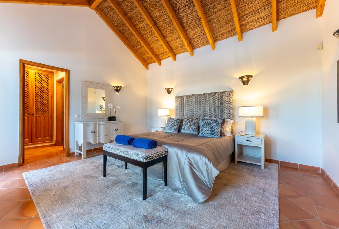 Luxury 5 bedroom holiday villa with private pool in Algarve Portugal (PV3038)