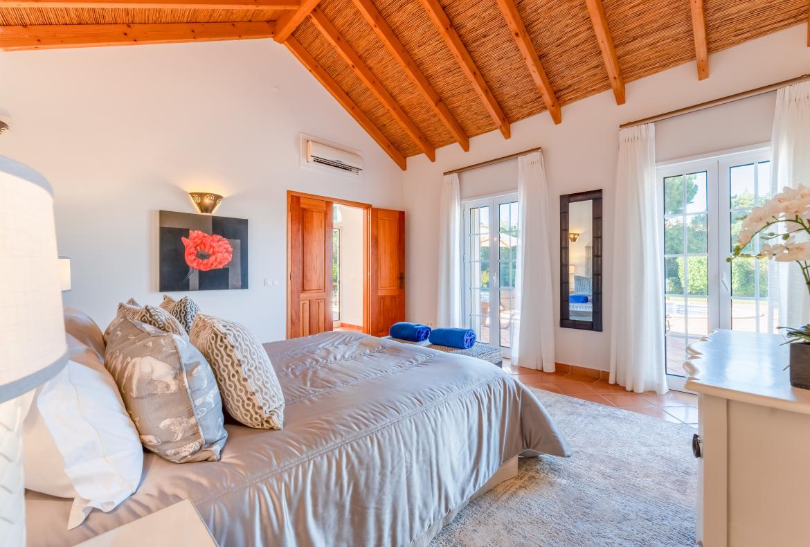 Luxury 5 bedroom holiday villa with private pool in Algarve Portugal (PV3038)