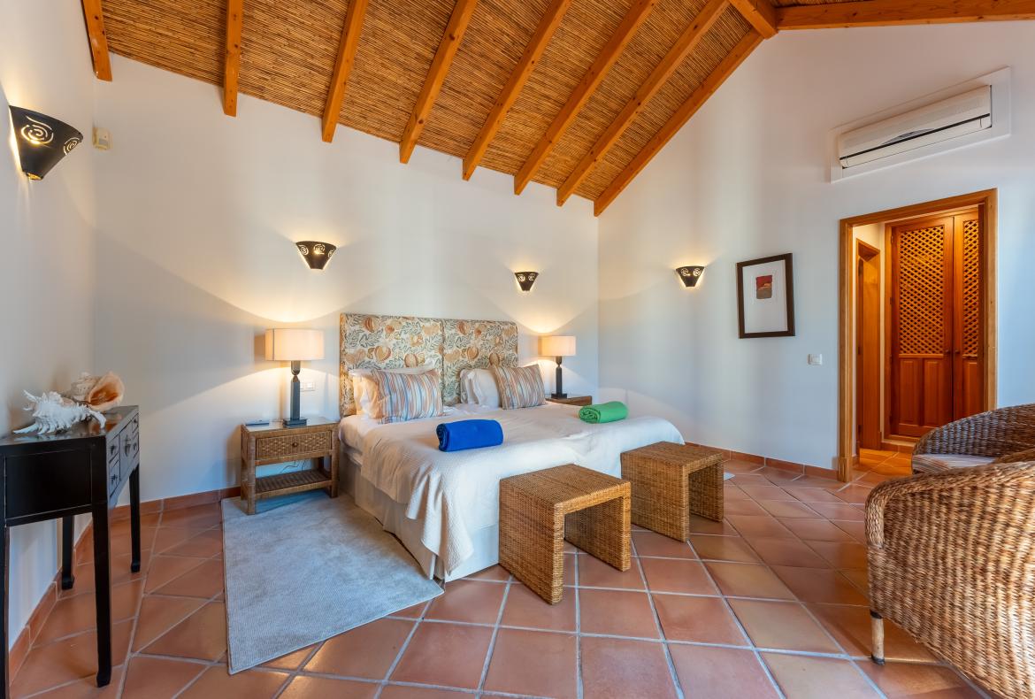 Luxury 5 bedroom holiday villa with private pool in Algarve Portugal (PV3038)