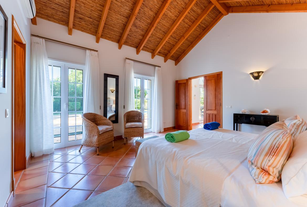 Luxury 5 bedroom holiday villa with private pool in Algarve Portugal (PV3038)
