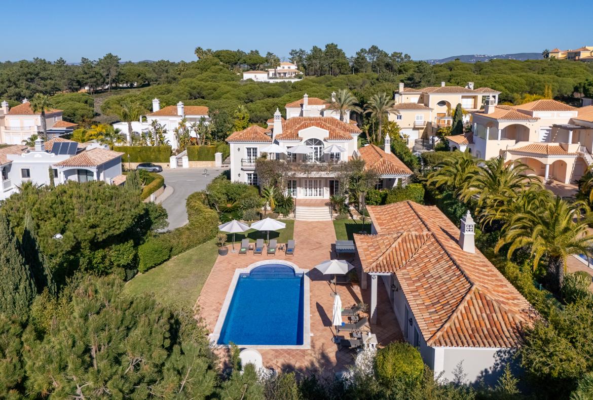 Luxury 5 bedroom holiday villa with private pool in Algarve Portugal (PV3038)