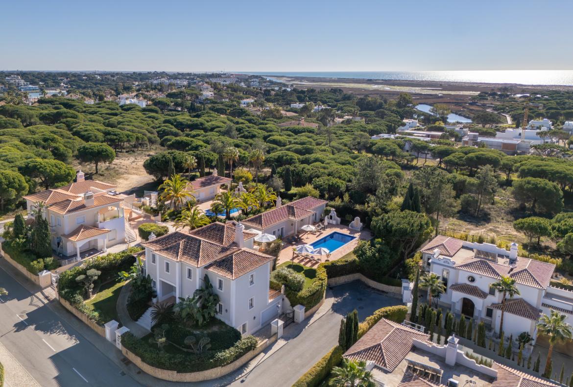 Luxury 5 bedroom holiday villa with private pool in Algarve Portugal (PV3038)