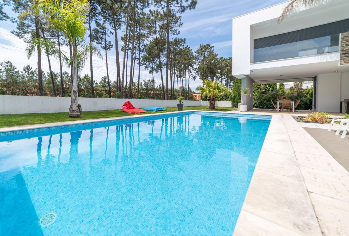 Luxury 4 bedroom holiday villa with private pool in Lisbon & coast Portugal (PV3040)