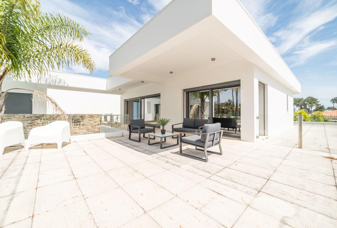 Luxury 4 bedroom holiday villa with private pool in Lisbon & coast Portugal (PV3040)