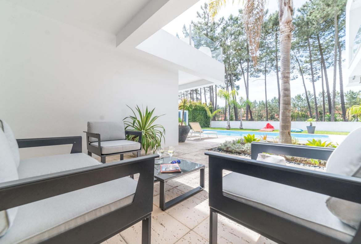 Luxury 4 bedroom holiday villa with private pool in Lisbon & coast Portugal (PV3040)