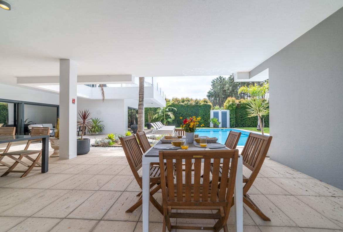 Luxury 4 bedroom holiday villa with private pool in Lisbon & coast Portugal (PV3040)