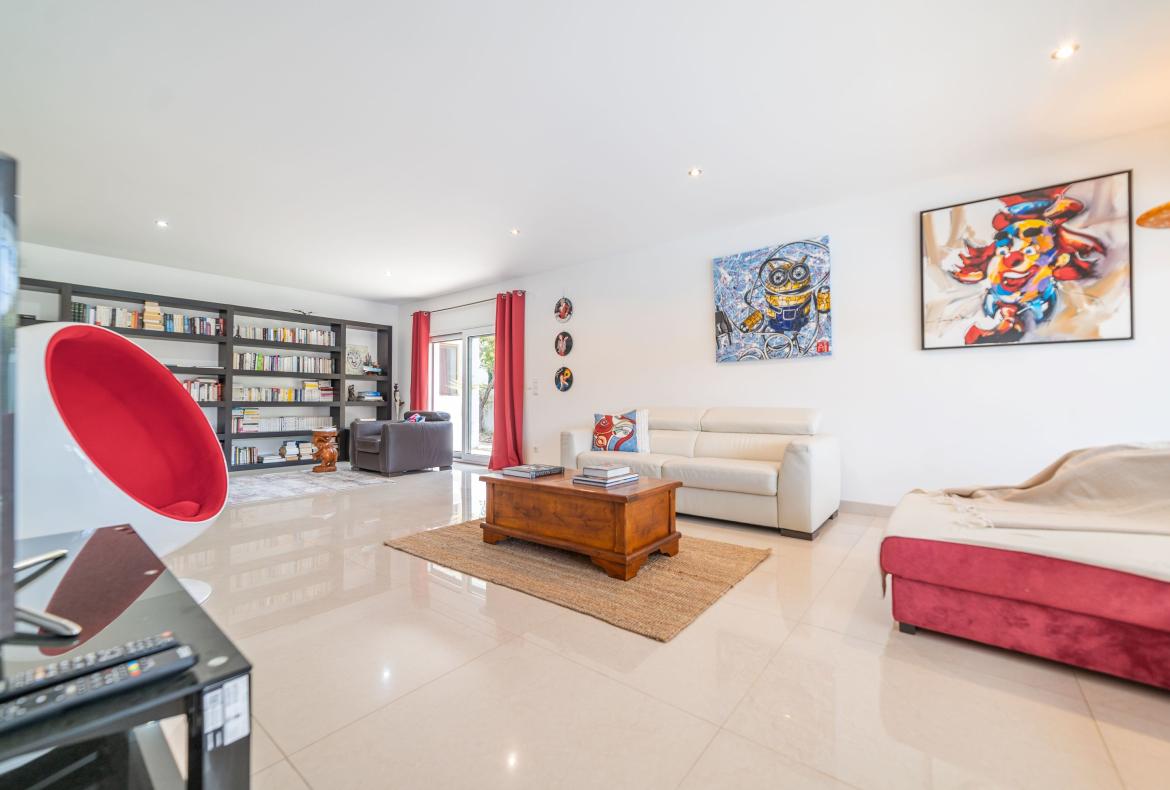 Luxury 4 bedroom holiday villa with private pool in Lisbon & coast Portugal (PV3040)