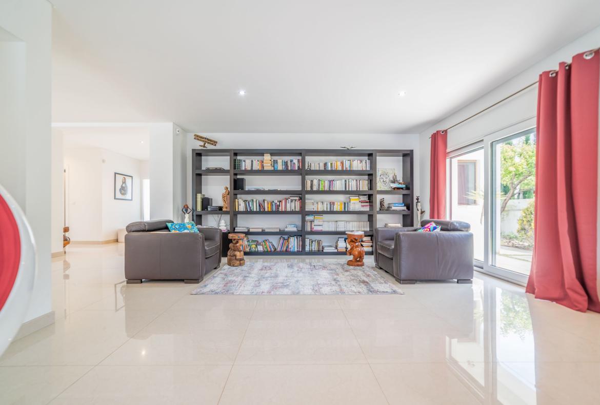Luxury 4 bedroom holiday villa with private pool in Lisbon & coast Portugal (PV3040)