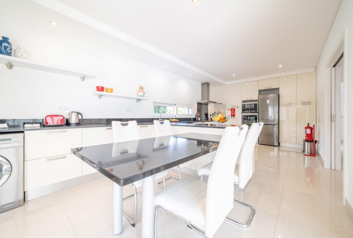 Luxury 4 bedroom holiday villa with private pool in Lisbon & coast Portugal (PV3040)