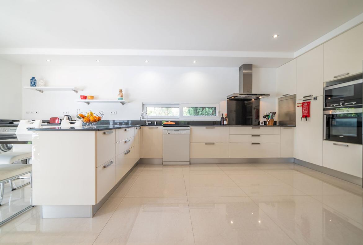 Luxury 4 bedroom holiday villa with private pool in Lisbon & coast Portugal (PV3040)