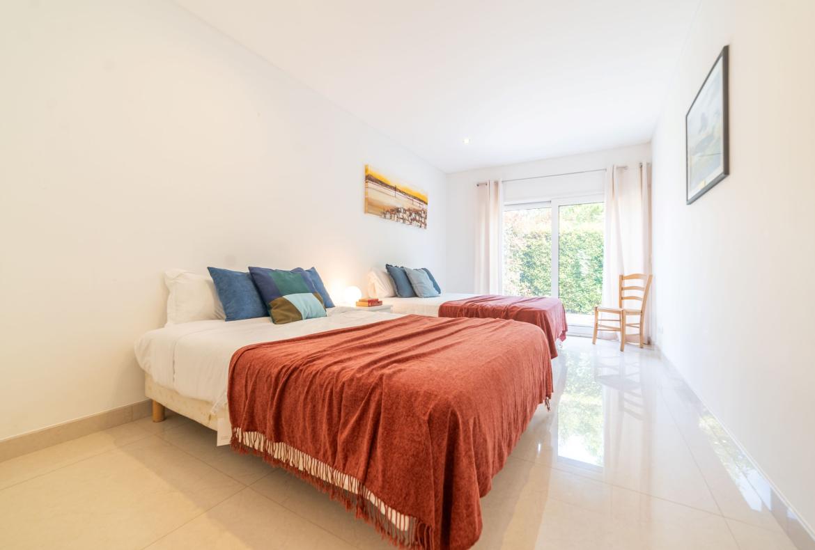 Luxury 4 bedroom holiday villa with private pool in Lisbon & coast Portugal (PV3040)