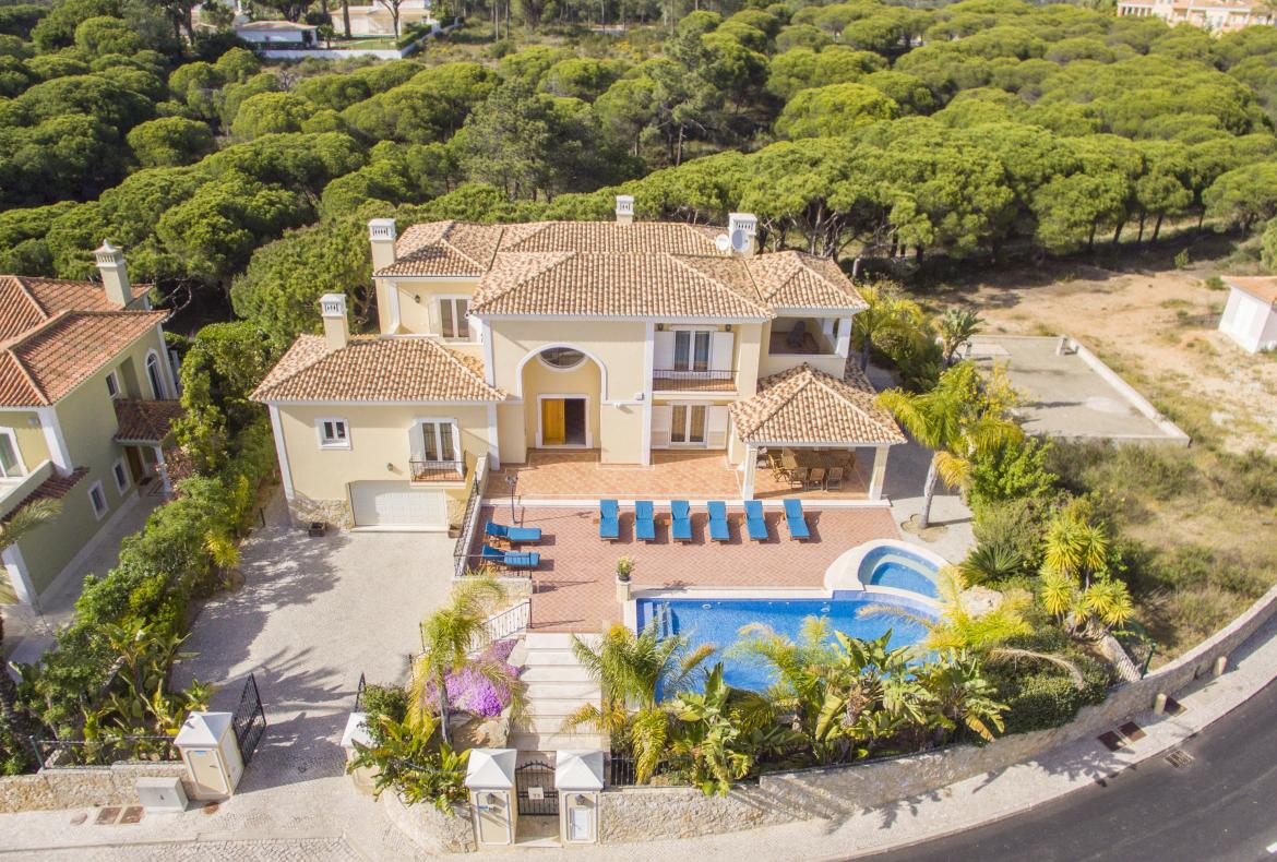 Luxury 4 bedroom holiday villa with private pool in Algarve Portugal (PV452)