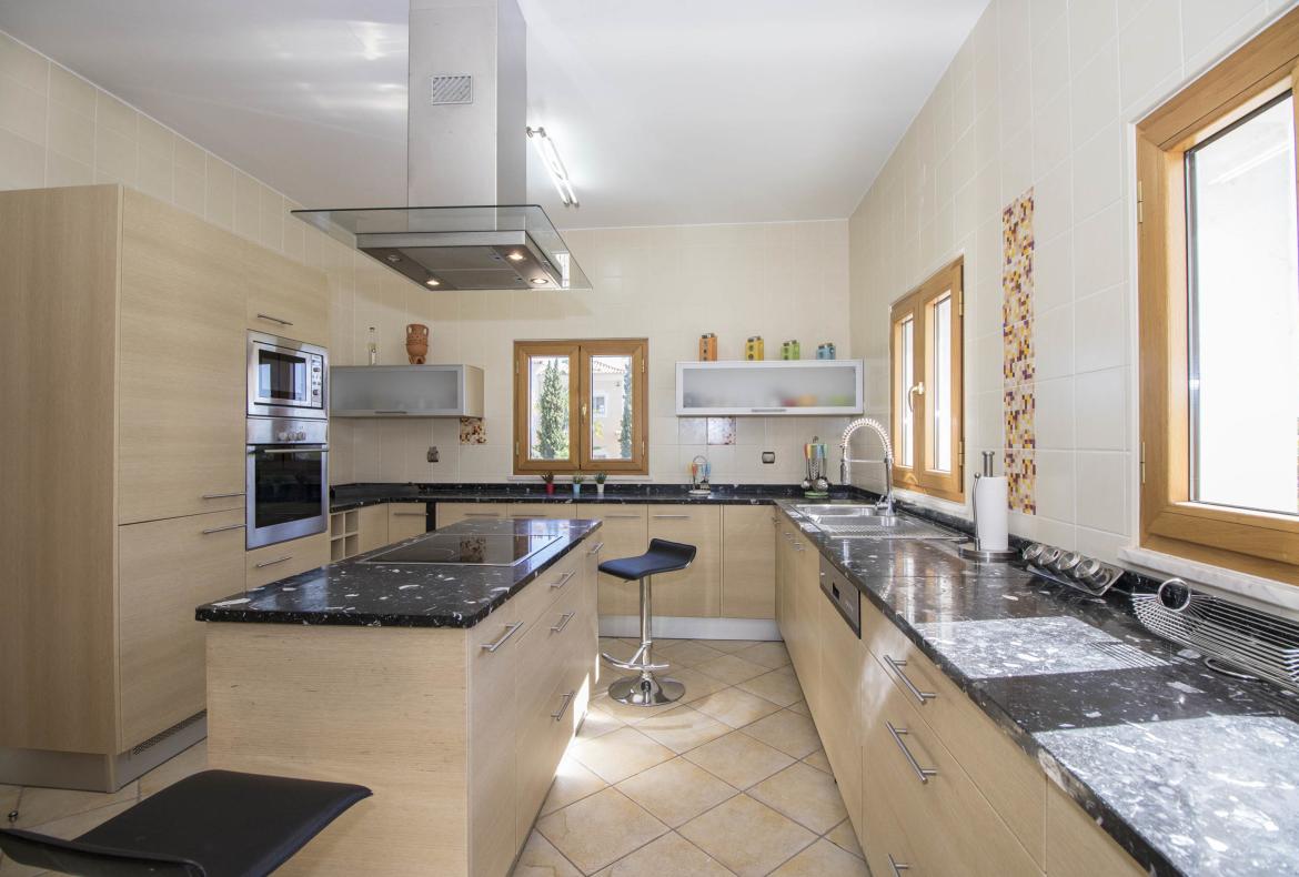 Luxury 4 bedroom holiday villa with private pool in Algarve Portugal (PV452)