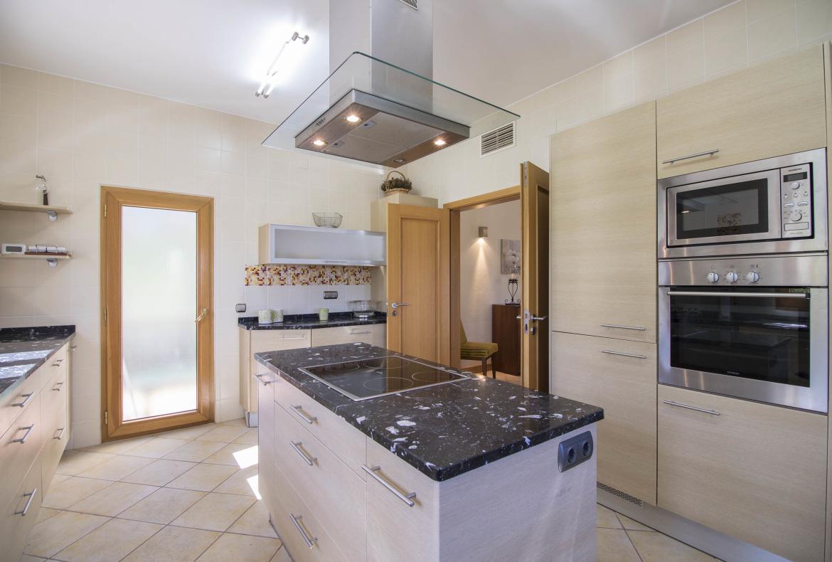 Luxury 4 bedroom holiday villa with private pool in Algarve Portugal (PV452)