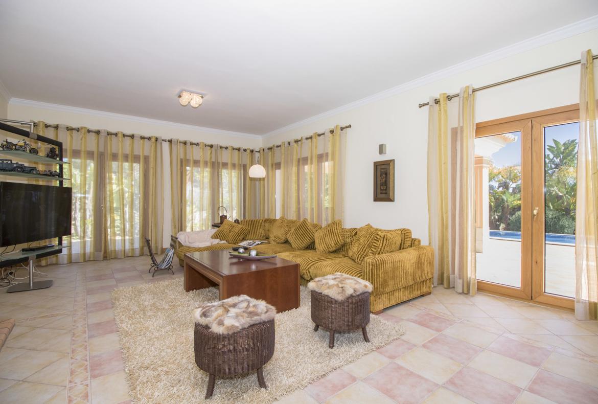 Luxury 4 bedroom holiday villa with private pool in Algarve Portugal (PV452)