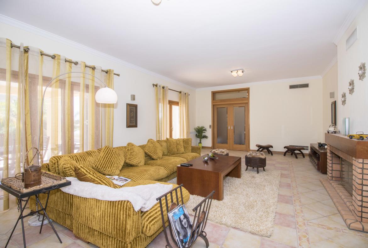 Luxury 4 bedroom holiday villa with private pool in Algarve Portugal (PV452)