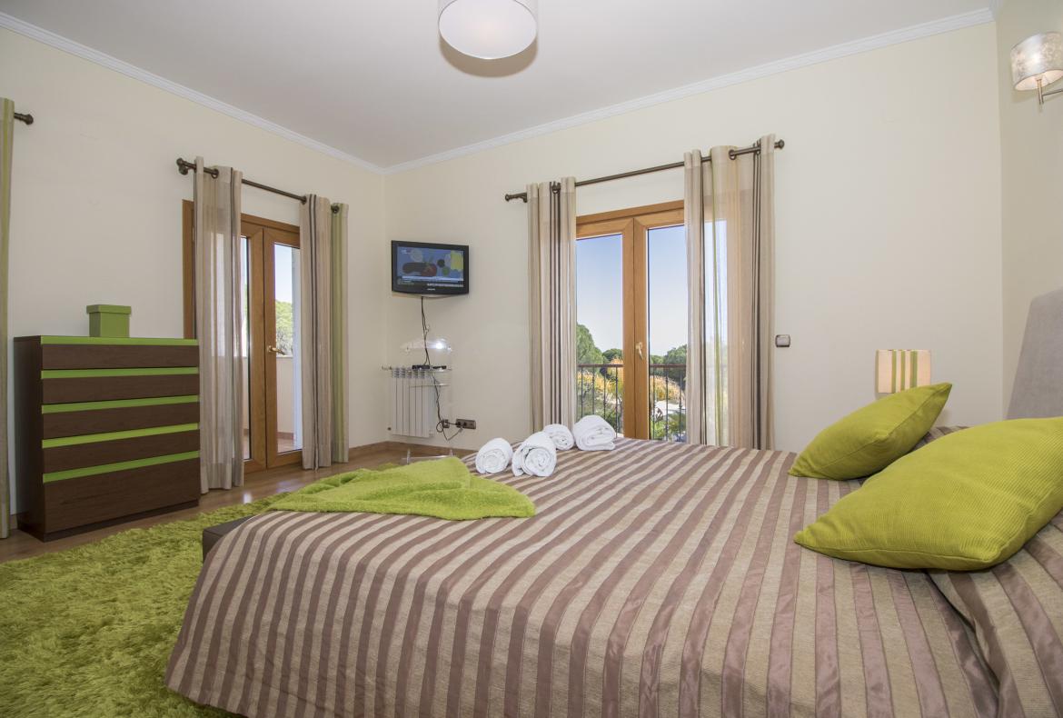 Luxury 4 bedroom holiday villa with private pool in Algarve Portugal (PV452)