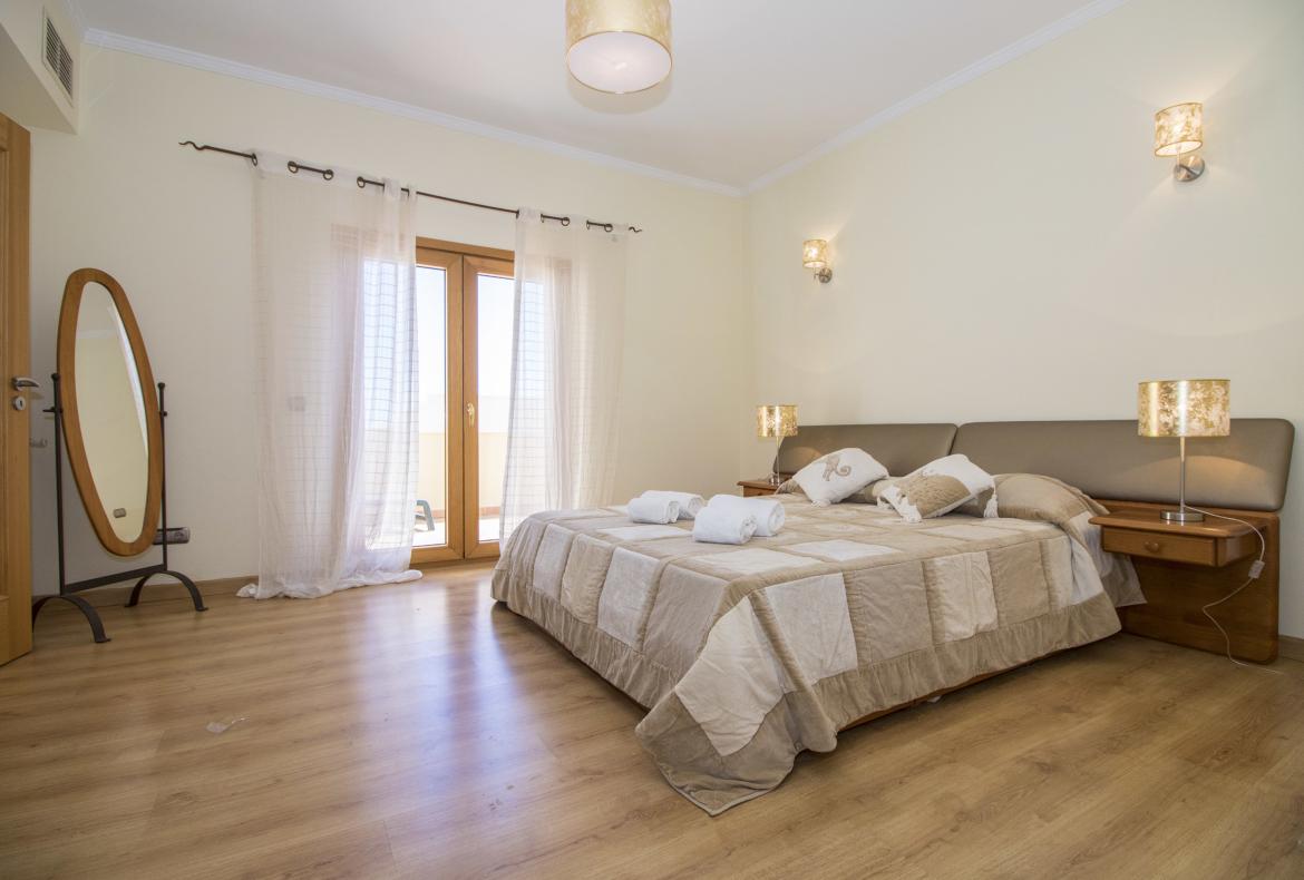 Luxury 4 bedroom holiday villa with private pool in Algarve Portugal (PV452)