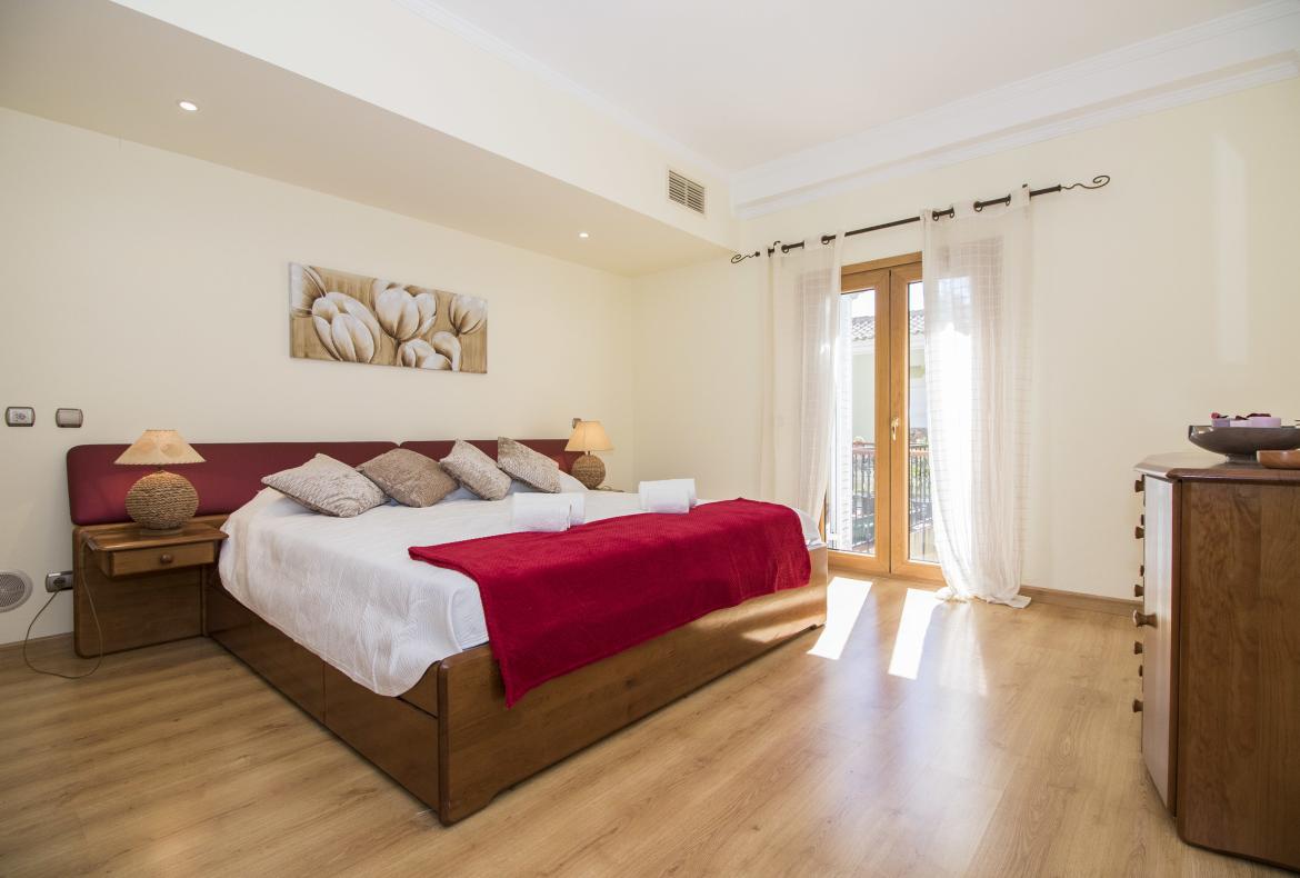 Luxury 4 bedroom holiday villa with private pool in Algarve Portugal (PV452)