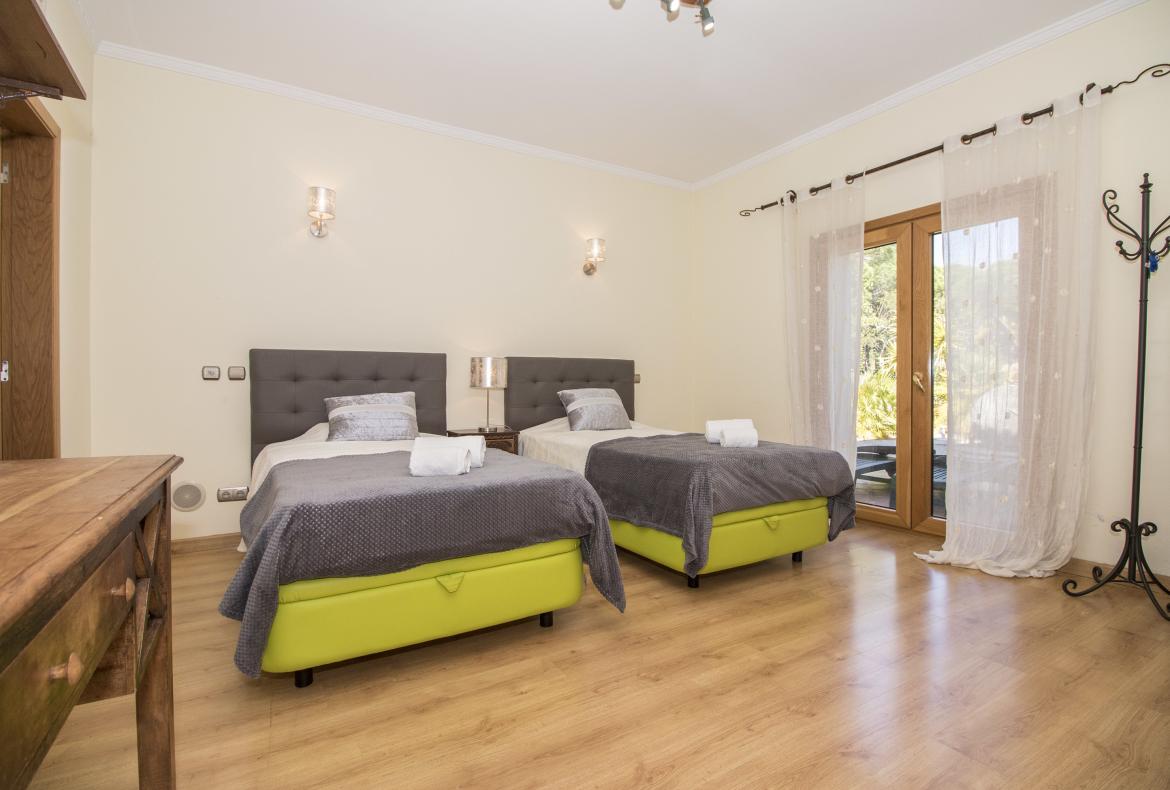 Luxury 4 bedroom holiday villa with private pool in Algarve Portugal (PV452)