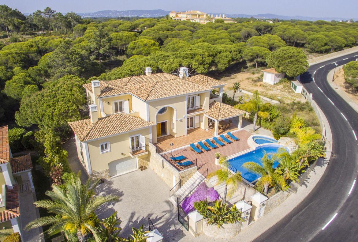 Luxury 4 bedroom holiday villa with private pool in Algarve Portugal (PV452)