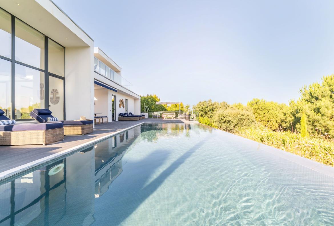 Luxury 5 bedroom holiday villa with private pool in Lisbon & coast Portugal (PV3041)