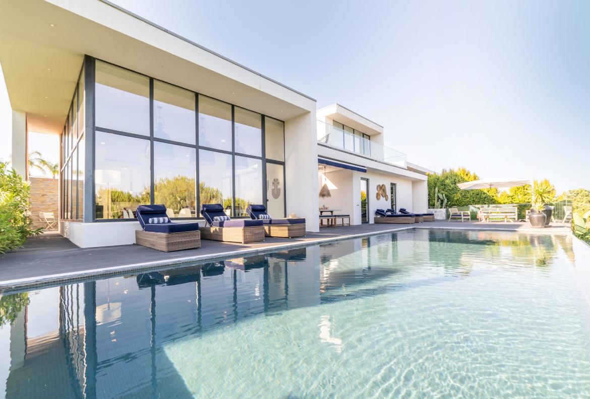 Luxury 5 bedroom holiday villa with private pool in Lisbon & coast Portugal (PV3041)