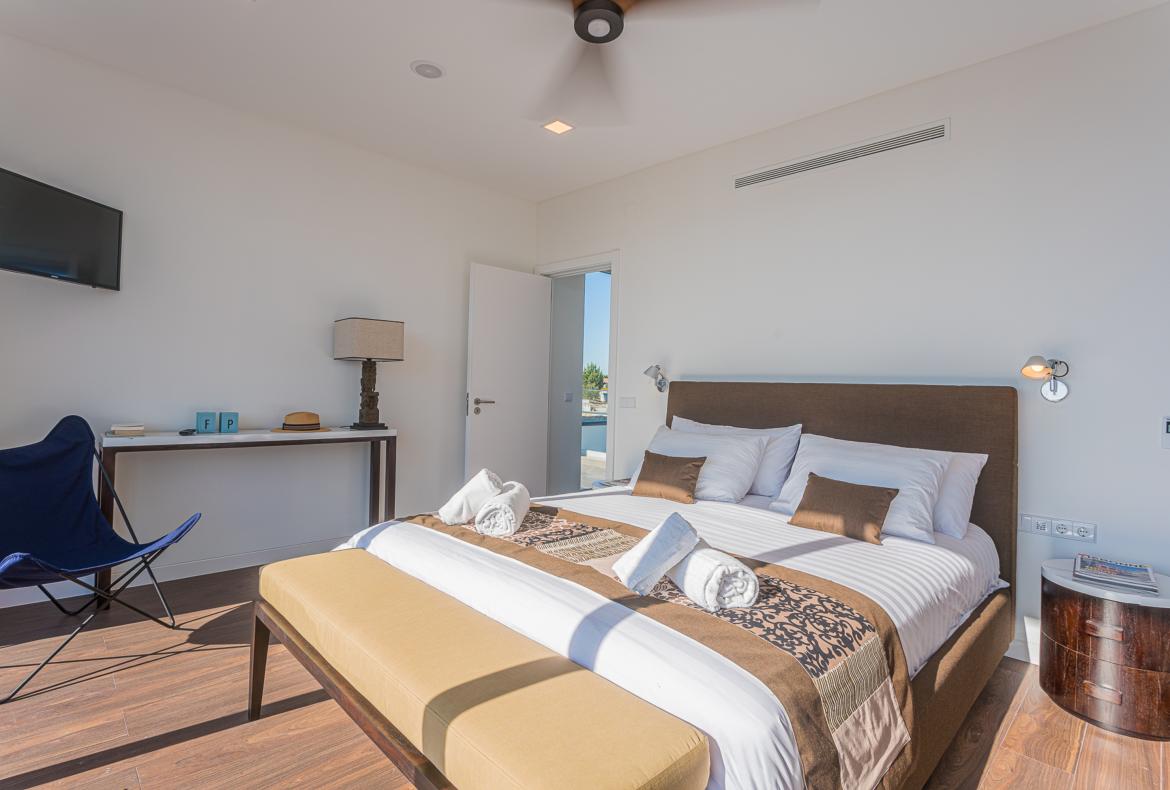 Luxury 5 bedroom holiday villa with private pool in Lisbon & coast Portugal (PV3041)