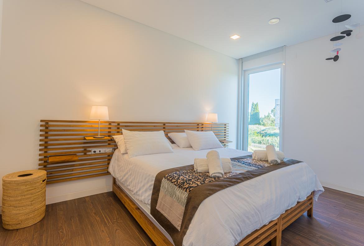 Luxury 5 bedroom holiday villa with private pool in Lisbon & coast Portugal (PV3041)