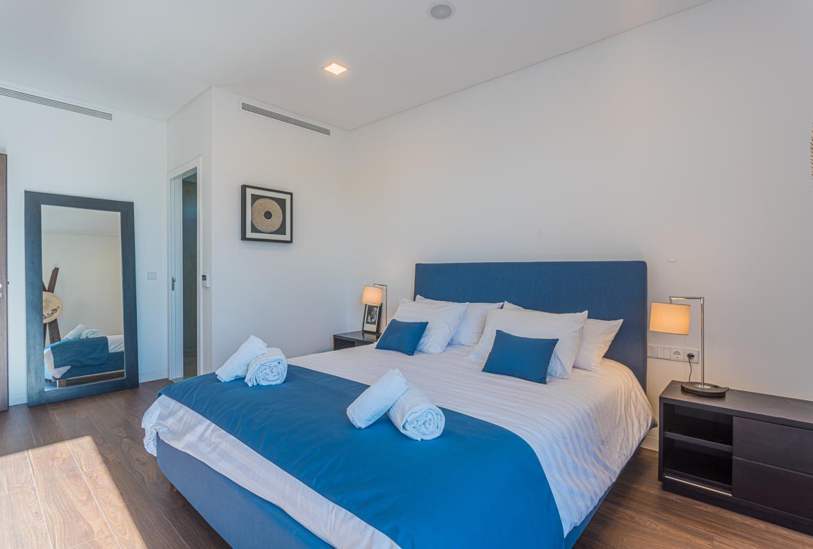 Luxury 5 bedroom holiday villa with private pool in Lisbon & coast Portugal (PV3041)
