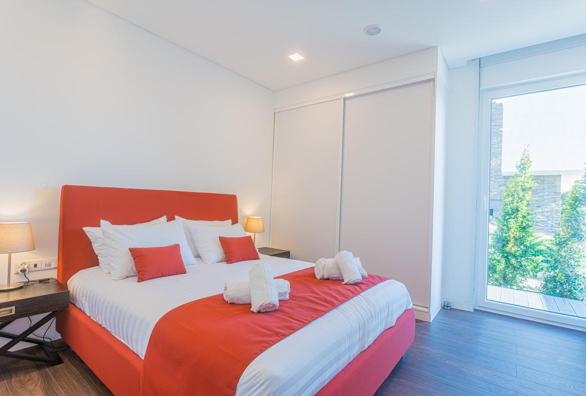 Luxury 5 bedroom holiday villa with private pool in Lisbon & coast Portugal (PV3041)