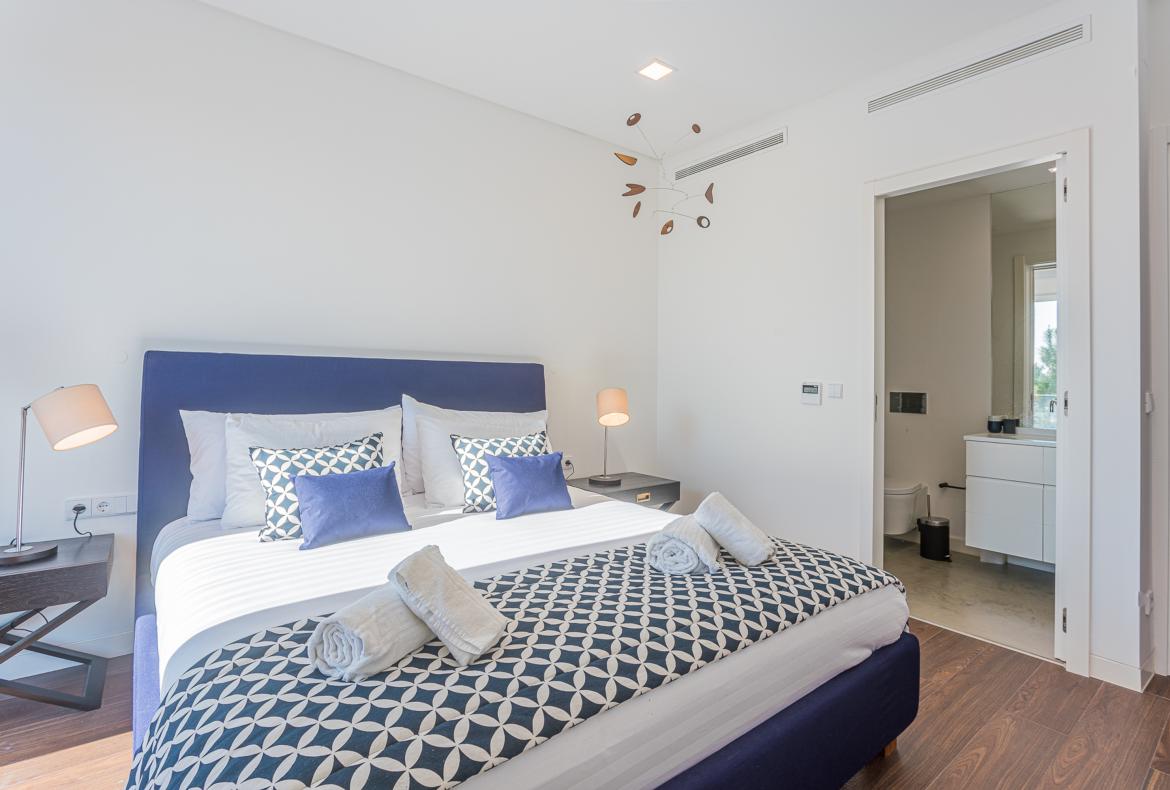 Luxury 5 bedroom holiday villa with private pool in Lisbon & coast Portugal (PV3041)