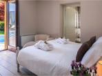 Luxury 4 bedroom holiday villa with private pool in Italian Lakes Italy (PV1002-2)