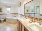 Luxury 3 bedroom holiday villa with private pool in Algarve Portugal (PV3010)