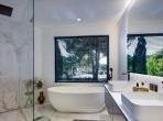 Luxury 5 bedroom holiday villa with private pool in Algarve Portugal (PV3011)