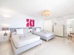 Luxury 4 bedroom holiday villa with private pool in Mallorca Spain (PV2962)