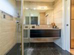 Luxury 3 bedroom holiday villa with private pool in Lisbon & coast Portugal (PV3039)