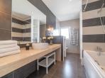 Luxury 4 bedroom holiday villa with private pool in Lisbon & coast Portugal (PV3040)