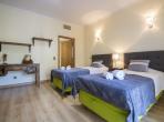 Luxury 4 bedroom holiday villa with private pool in Algarve Portugal (PV452)