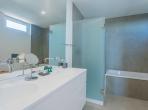 Luxury 5 bedroom holiday villa with private pool in Lisbon & coast Portugal (PV3041)
